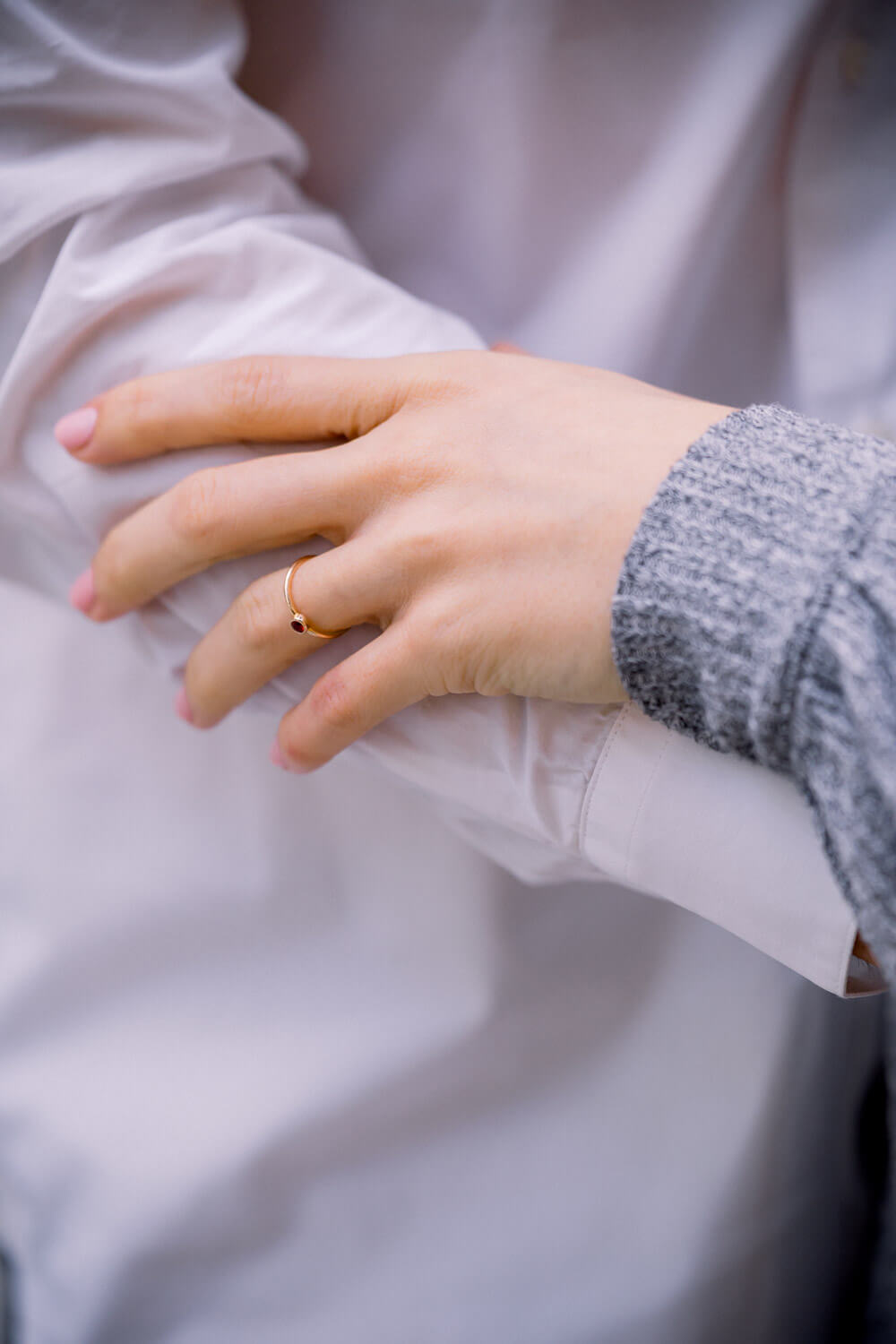 Nahaufnahme von Händen mit sichtbarem Verlobungsring