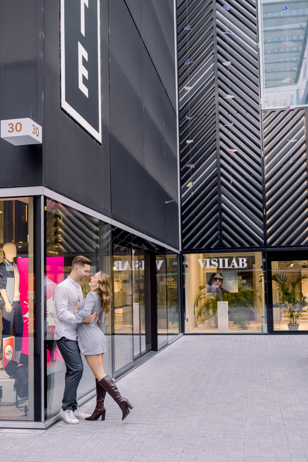 Paar im Circle Zürich mit sichtbarer Architektur und Umgebung