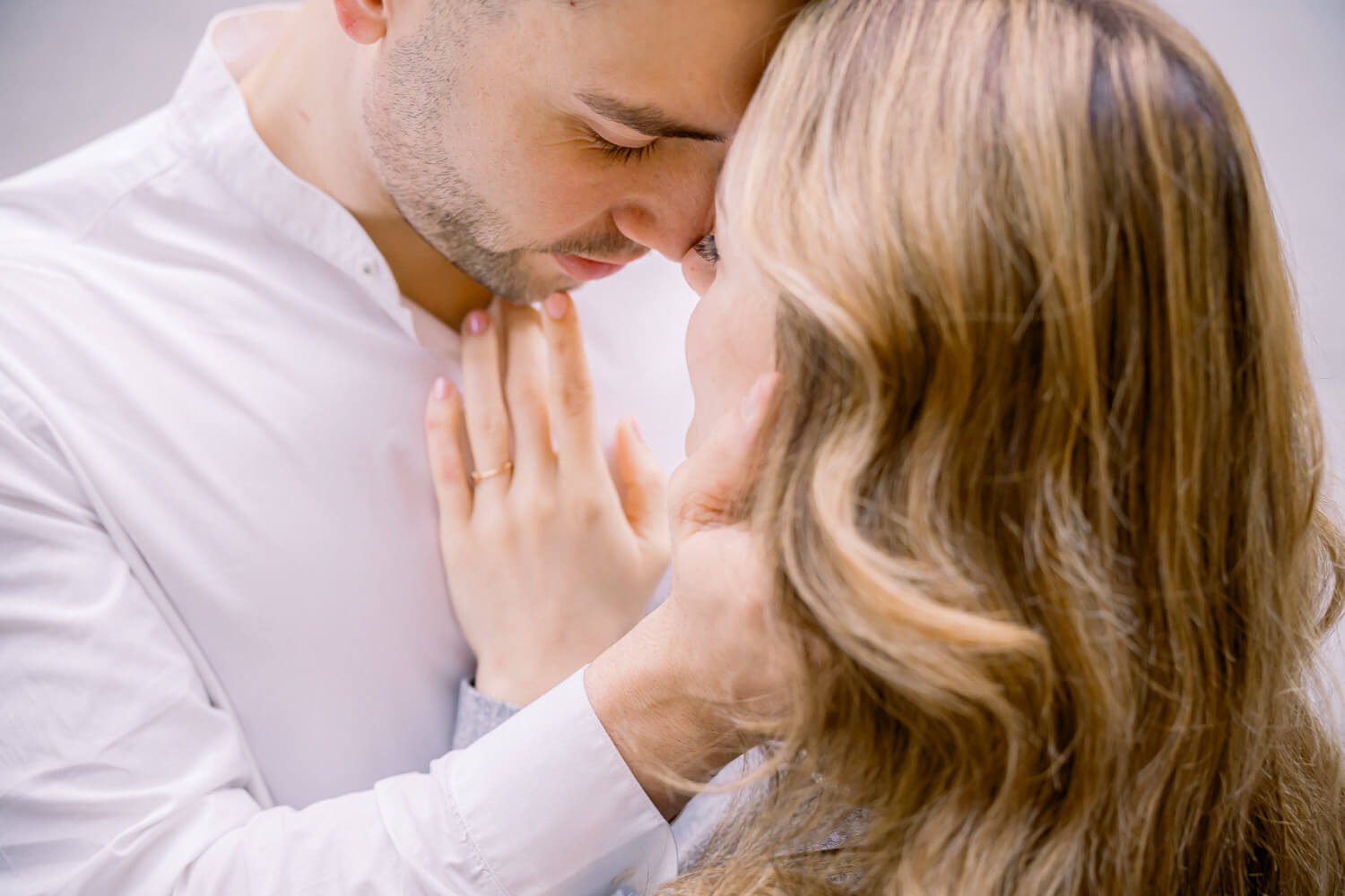 Intimer Moment mit sanfter Berührung zwischen zwei Menschen