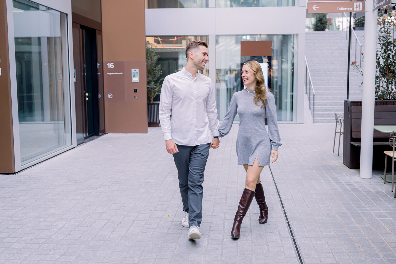 Paar läuft gemeinsam durch die moderne Architektur im Circle Zürich