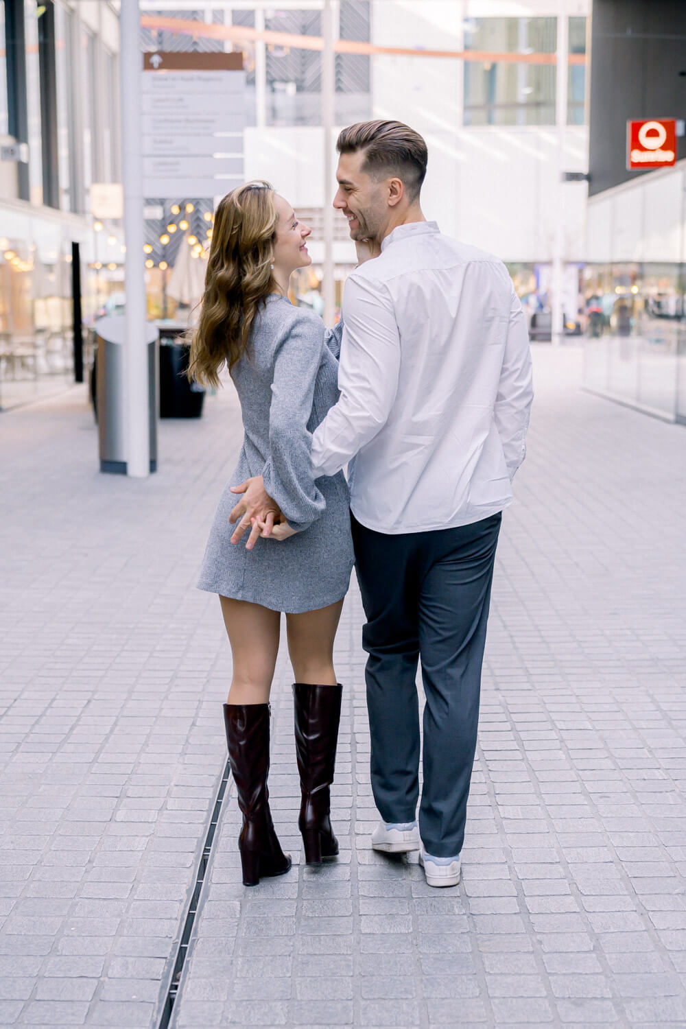 Rückenansicht eines Paares beim Gehen durch den Circle in Zürich