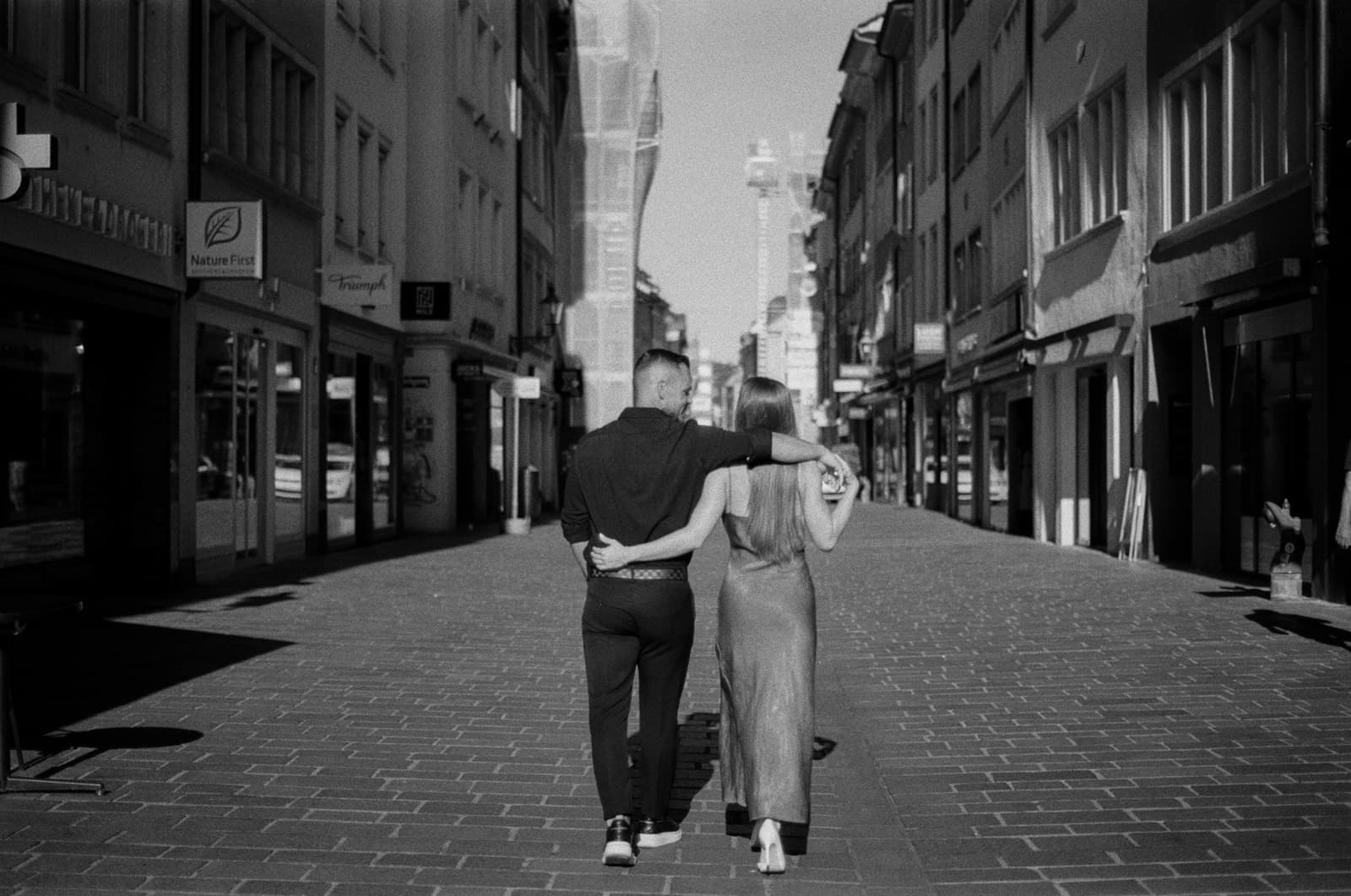 Paarshooting in der Winterthurer Altstadt: Marktgasse Richtung Kirchturm, analoge Schwarzweiss-Fotografie